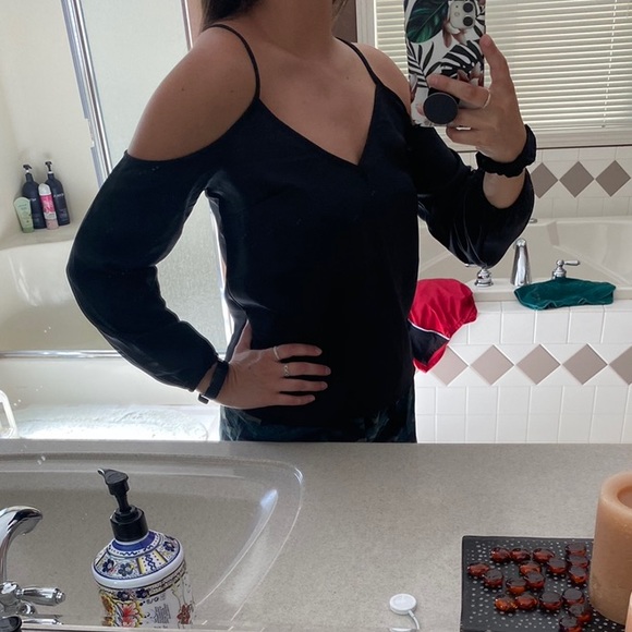 🍉 3/$20 Cold Shoulder Top - Picture 4 of 4